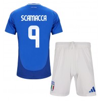 Camiseta Italia Gianluca Scamacca #9 Primera Equipación Replica Eurocopa 2024 para niños mangas cortas (+ Pantalones cortos)